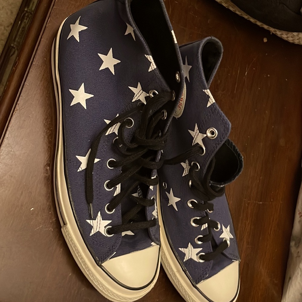 Converse All-Stars size 12. But they run large it’s more like 12.5